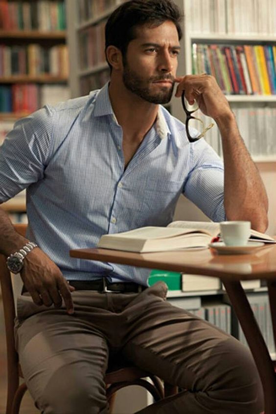 Hot Guys with Books – Alive on the Shelves